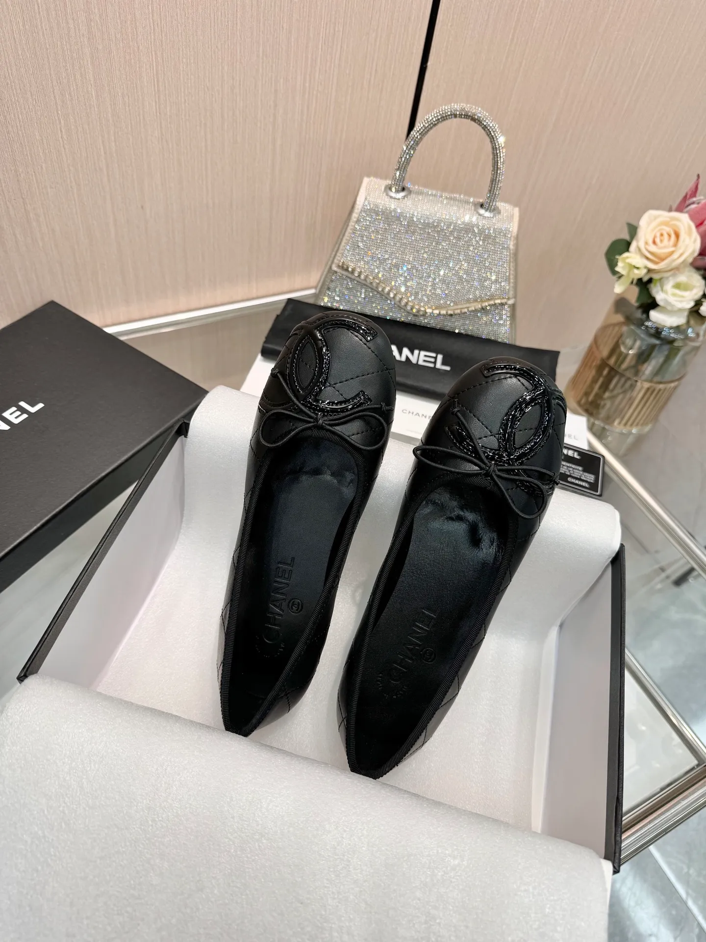 👟👟Ex-factory price 500👟👟 Women's Shoes Women's Clothing | ²⁰²5 𝐬𝐬 🤍🤎𝐂𝐇𝐀𝐍𝐄𝐋 Chanel 26A catwalk style Handmade Mary Jane women's shoes Ballet shoes are so amazing, the bow pattern is so cute! Even if I don’t wear flat shoes, I can’t resist the temptation! The second recommended pair of Chanel logo women's shoes has great texture and is versatile. It is made of lambskin and has an original two-color outsole. Size: 35-40 (41 can be customized and cannot be returned or exchanged)
